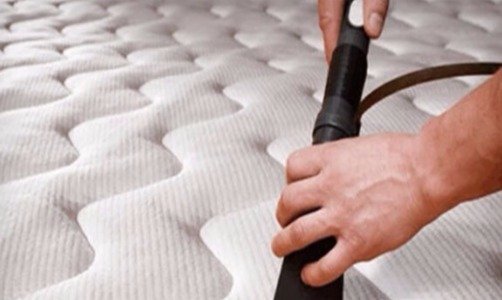 Higienização de colchão com equipamento profissional
