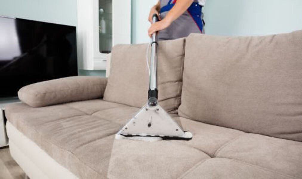 Higienização de sofá com equipamento de extração